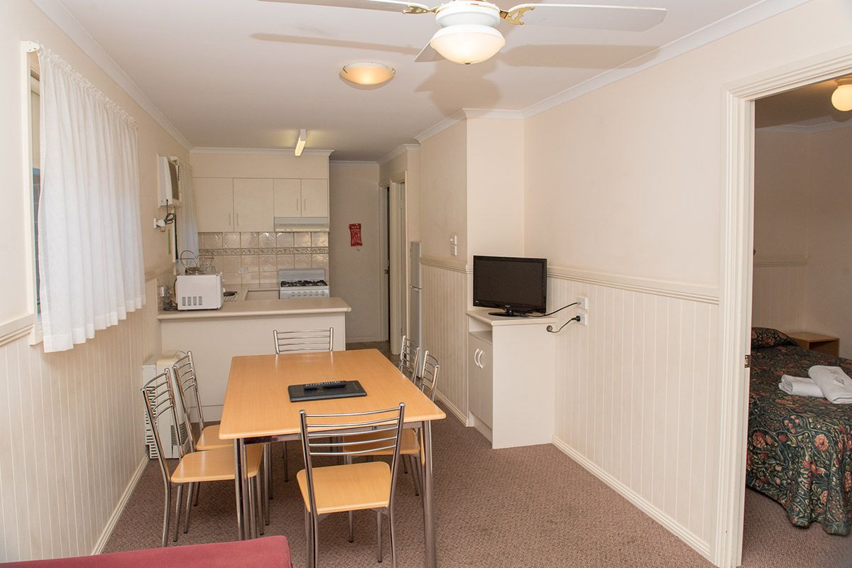 Kalganyi-3-bedroom-deluxe-Holiday-Cabin-02.jpg