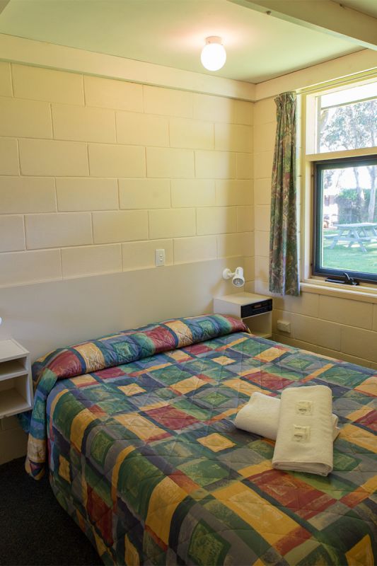 Kalganyi-Deluxe-Ensuite-Unit-04.jpg
