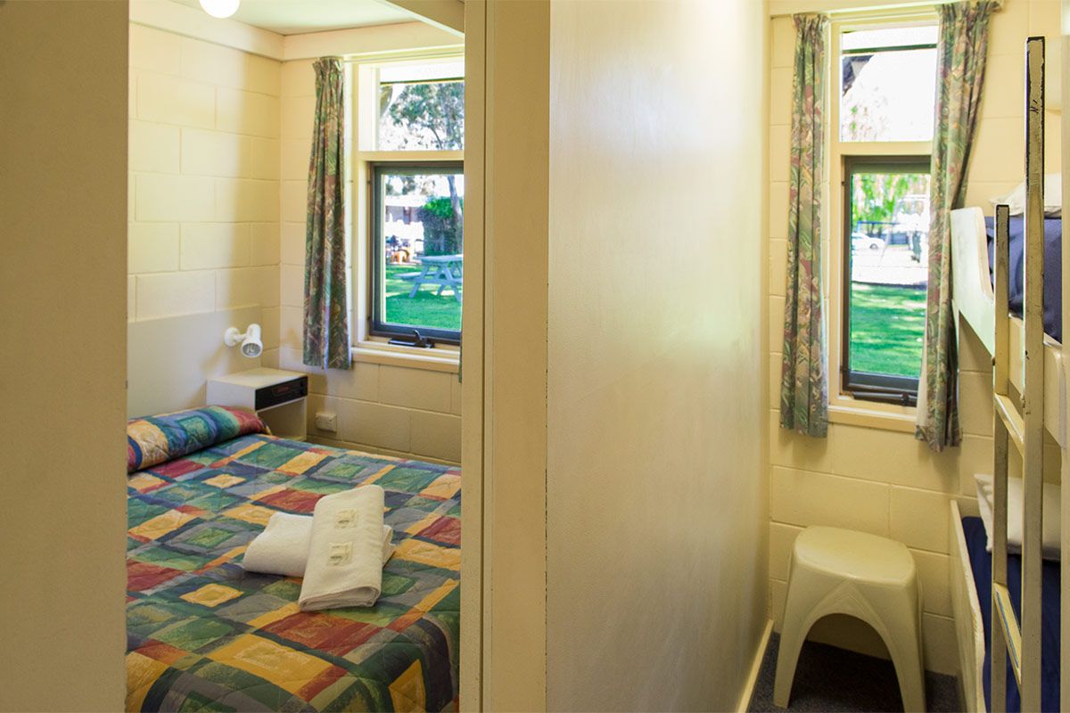 Kalganyi-Deluxe-Ensuite-Unit-06.jpg